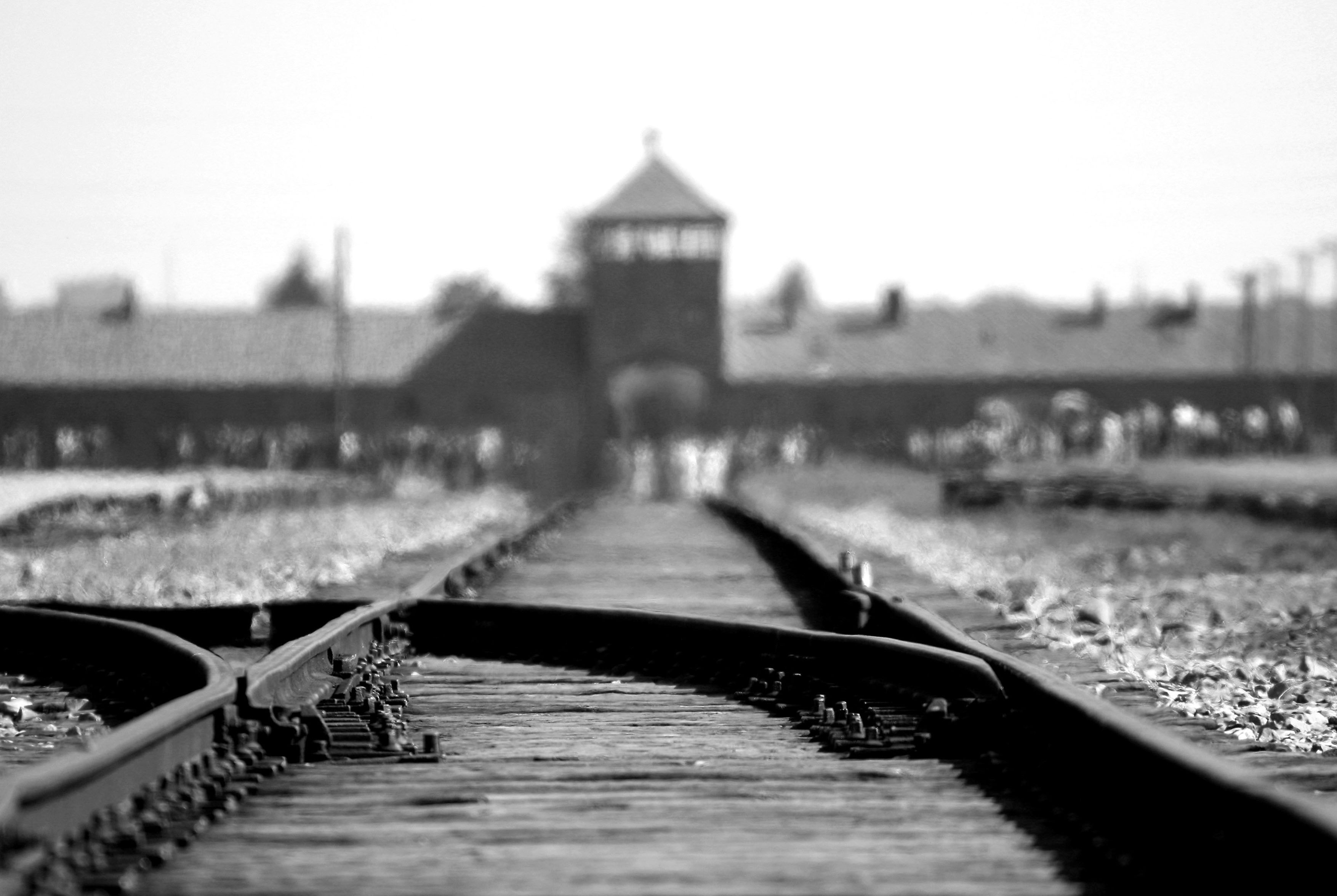 Die Gleise und das Torhaus des Lagers Auschwitz-Birkenau