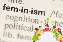 Kommunalpolitiker*innen planen an einem Tisch sitzend