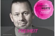 Gesicht eines Mannes (Marko Martin), der in die Kamera schaut mit der Unterschrift "Freiheit", oben rechts ein pinker Farbklecks mit den Worten "schwellenWERTE, Politische Kultur in Brandenburg" darauf 