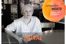 Eine Frau schaut direkt in die Kamera, unter ihr das Wort "Moral"